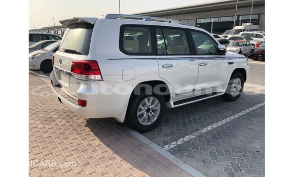 Acheter Import Voiture Toyota Land Cruiser Blanc à Import - Dubai, Iles Acheter Import Voiture Toyota Land Cruiser Blanc à Import - Dubai, Iles