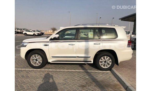 Acheter Import Voiture Toyota Land Cruiser Blanc à Import - Dubai, Iles Acheter Import Voiture Toyota Land Cruiser Blanc à Import - Dubai, Iles