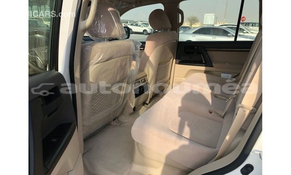 Acheter Import Voiture Toyota Land Cruiser Blanc à Import - Dubai, Iles Acheter Import Voiture Toyota Land Cruiser Blanc à Import - Dubai, Iles