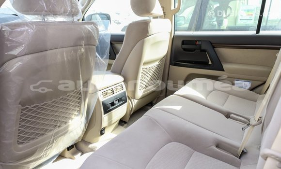 Acheter Import Voiture Toyota Land Cruiser Blanc à Import - Dubai, Iles Acheter Import Voiture Toyota Land Cruiser Blanc à Import - Dubai, Iles