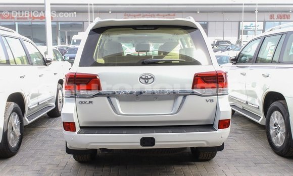 Acheter Import Voiture Toyota Land Cruiser Blanc à Import - Dubai, Iles Acheter Import Voiture Toyota Land Cruiser Blanc à Import - Dubai, Iles