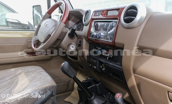 Acheter Import Voiture Toyota Land Cruiser Beige à Import - Dubai, Iles Acheter Import Voiture Toyota Land Cruiser Beige à Import - Dubai, Iles
