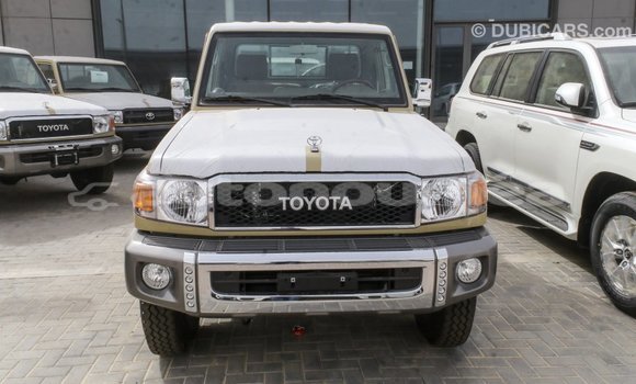 Acheter Import Voiture Toyota Land Cruiser Beige à Import - Dubai, Iles Acheter Import Voiture Toyota Land Cruiser Beige à Import - Dubai, Iles