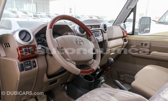 Acheter Import Voiture Toyota Land Cruiser Beige à Import - Dubai, Iles Acheter Import Voiture Toyota Land Cruiser Beige à Import - Dubai, Iles