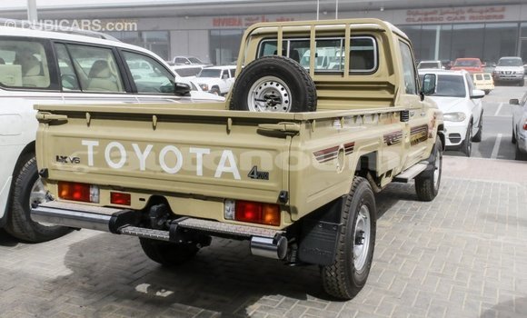 Acheter Import Voiture Toyota Land Cruiser Beige à Import - Dubai, Iles Acheter Import Voiture Toyota Land Cruiser Beige à Import - Dubai, Iles