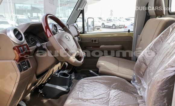 Acheter Import Voiture Toyota Land Cruiser Beige à Import - Dubai, Iles Acheter Import Voiture Toyota Land Cruiser Beige à Import - Dubai, Iles