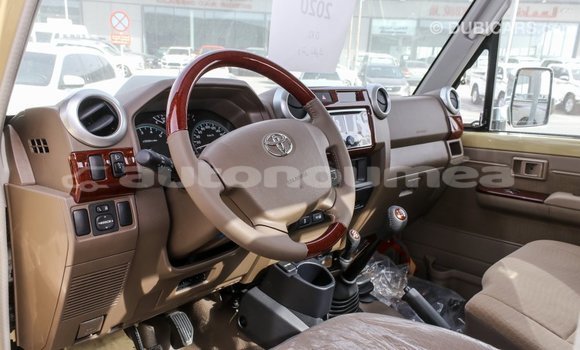 Acheter Import Voiture Toyota Land Cruiser Beige à Import - Dubai, Iles Acheter Import Voiture Toyota Land Cruiser Beige à Import - Dubai, Iles