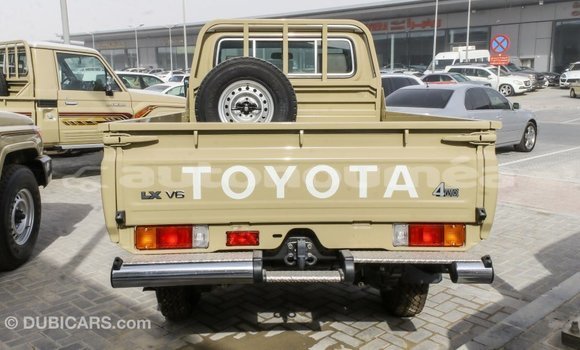 Acheter Import Voiture Toyota Land Cruiser Beige à Import - Dubai, Iles Acheter Import Voiture Toyota Land Cruiser Beige à Import - Dubai, Iles