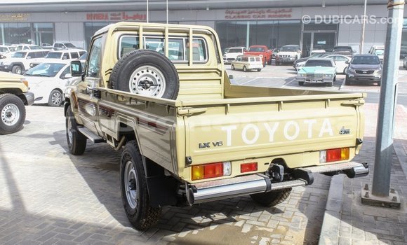 Acheter Import Voiture Toyota Land Cruiser Beige à Import - Dubai, Iles Acheter Import Voiture Toyota Land Cruiser Beige à Import - Dubai, Iles