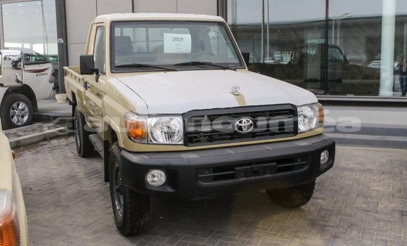Acheter Import Voiture Toyota Land Cruiser Beige à Import - Dubai, Iles Acheter Import Voiture Toyota Land Cruiser Beige à Import - Dubai, Iles
