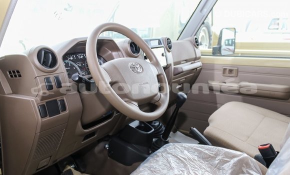 Acheter Import Voiture Toyota Land Cruiser Beige à Import - Dubai, Iles Acheter Import Voiture Toyota Land Cruiser Beige à Import - Dubai, Iles