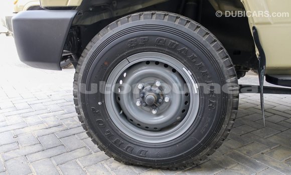 Acheter Import Voiture Toyota Land Cruiser Beige à Import - Dubai, Iles Acheter Import Voiture Toyota Land Cruiser Beige à Import - Dubai, Iles