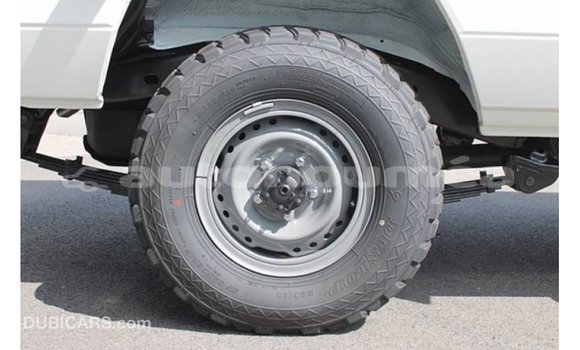 Acheter Import Voiture Toyota Land Cruiser Blanc à Import - Dubai, Iles Acheter Import Voiture Toyota Land Cruiser Blanc à Import - Dubai, Iles