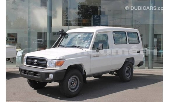Acheter Import Voiture Toyota Land Cruiser Blanc à Import - Dubai, Iles Acheter Import Voiture Toyota Land Cruiser Blanc à Import - Dubai, Iles