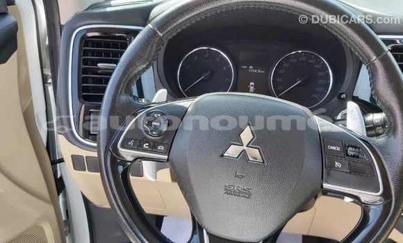 Buy Import Mitsubishi Outlander White Car in Import - Dubai in Iles Buy Import Mitsubishi Outlander White Car in Import - Dubai in Iles