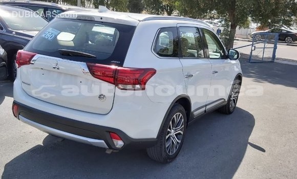 Buy Import Mitsubishi Outlander White Car in Import - Dubai in Iles Buy Import Mitsubishi Outlander White Car in Import - Dubai in Iles
