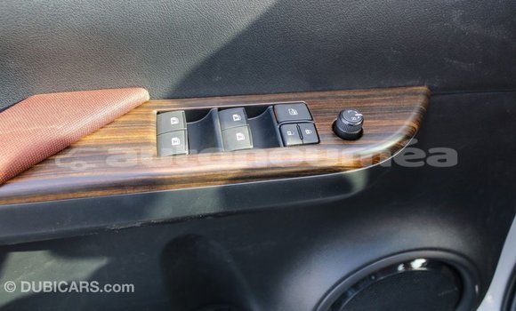 Buy Import Toyota Hilux White Car in Import - Dubai in Iles Buy Import Toyota Hilux White Car in Import - Dubai in Iles