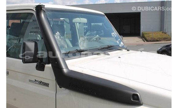 Acheter Import Voiture Toyota Land Cruiser Blanc à Import - Dubai, Iles Acheter Import Voiture Toyota Land Cruiser Blanc à Import - Dubai, Iles