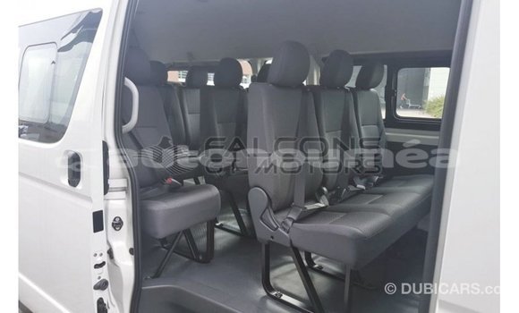 Acheter Import Voiture Toyota Hiace Blanc à Import - Dubai, Iles Acheter Import Voiture Toyota Hiace Blanc à Import - Dubai, Iles
