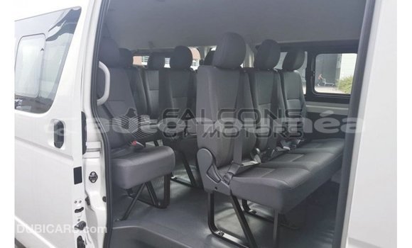 Acheter Import Voiture Toyota Hiace Blanc à Import - Dubai, Iles Acheter Import Voiture Toyota Hiace Blanc à Import - Dubai, Iles