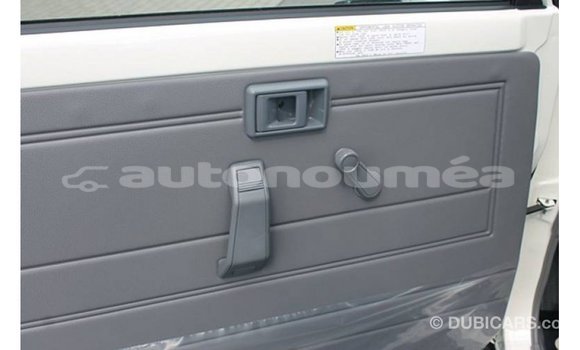 Acheter Import Voiture Toyota Land Cruiser Blanc à Import - Dubai, Iles Acheter Import Voiture Toyota Land Cruiser Blanc à Import - Dubai, Iles