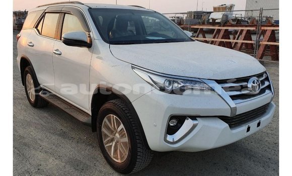 Acheter Import Voiture Toyota Fortuner Blanc à Import - Dubai, Iles Acheter Import Voiture Toyota Fortuner Blanc à Import - Dubai, Iles