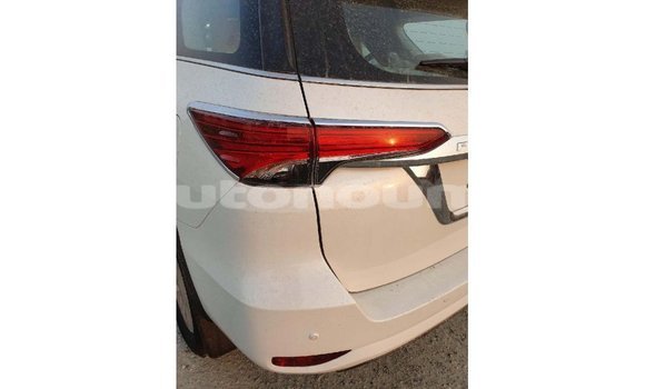 Acheter Import Voiture Toyota Fortuner Blanc à Import - Dubai, Iles Acheter Import Voiture Toyota Fortuner Blanc à Import - Dubai, Iles