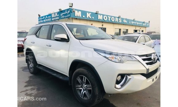 Acheter Import Voiture Toyota Fortuner Blanc à Import - Dubai, Iles Acheter Import Voiture Toyota Fortuner Blanc à Import - Dubai, Iles