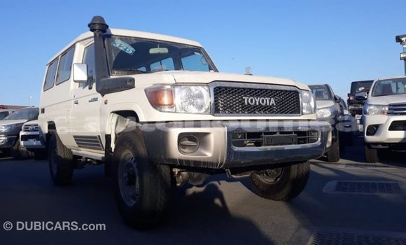 Acheter Import Voiture Toyota Land Cruiser Blanc à Import - Dubai, Iles Acheter Import Voiture Toyota Land Cruiser Blanc à Import - Dubai, Iles