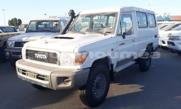 Acheter Import Voiture Toyota Land Cruiser Blanc à Import - Dubai, Iles Acheter Import Voiture Toyota Land Cruiser Blanc à Import - Dubai, Iles