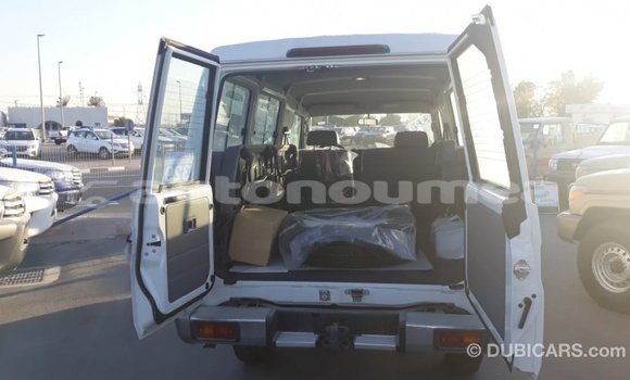 Acheter Import Voiture Toyota Land Cruiser Blanc à Import - Dubai, Iles Acheter Import Voiture Toyota Land Cruiser Blanc à Import - Dubai, Iles