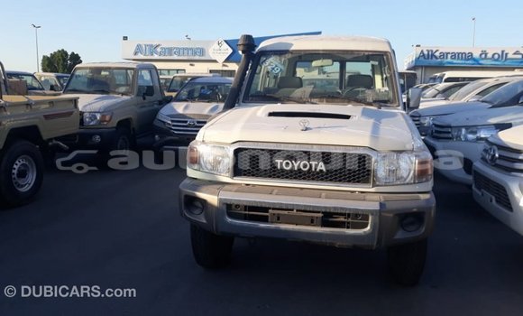 Acheter Import Voiture Toyota Land Cruiser Blanc à Import - Dubai, Iles Acheter Import Voiture Toyota Land Cruiser Blanc à Import - Dubai, Iles