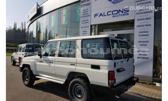 Buy Import Toyota Land Cruiser White Car in Import - Dubai in Iles Buy Import Toyota Land Cruiser White Car in Import - Dubai in Iles