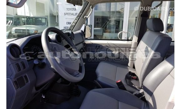 Buy Import Toyota Land Cruiser White Car in Import - Dubai in Iles Buy Import Toyota Land Cruiser White Car in Import - Dubai in Iles