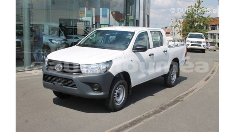 Big with watermark toyota hilux iles import dubai 3380