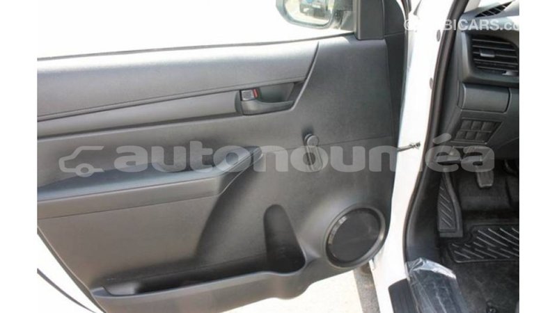 Big with watermark toyota hilux iles import dubai 3380