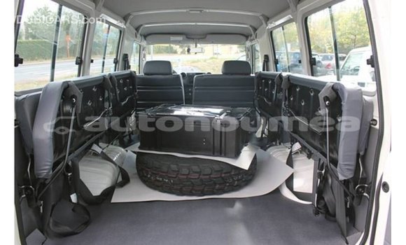 Buy Import Toyota Land Cruiser White Car in Import - Dubai in Iles Buy Import Toyota Land Cruiser White Car in Import - Dubai in Iles