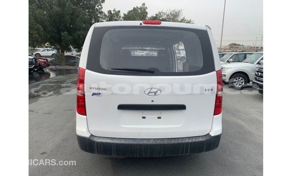 Buy Import Hyundai Cargo White Car in Import - Dubai in Iles Buy Import Hyundai Cargo White Car in Import - Dubai in Iles
