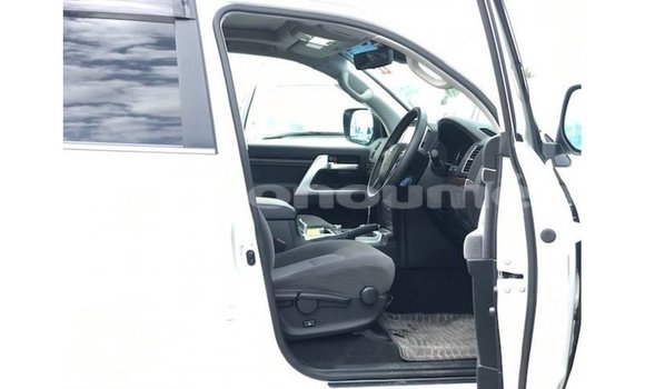 Acheter Import Voiture Toyota Land Cruiser Blanc à Import - Dubai, Iles Acheter Import Voiture Toyota Land Cruiser Blanc à Import - Dubai, Iles