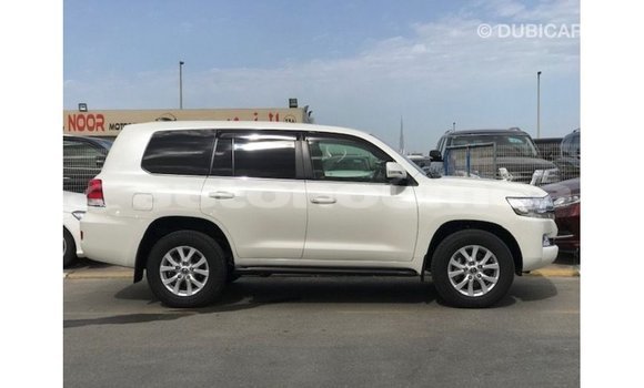 Acheter Import Voiture Toyota Land Cruiser Blanc à Import - Dubai, Iles Acheter Import Voiture Toyota Land Cruiser Blanc à Import - Dubai, Iles