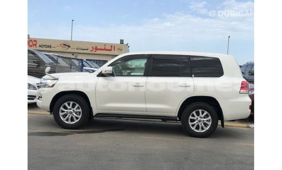 Acheter Import Voiture Toyota Land Cruiser Blanc à Import - Dubai, Iles Acheter Import Voiture Toyota Land Cruiser Blanc à Import - Dubai, Iles