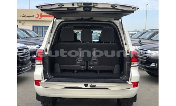 Acheter Import Voiture Toyota Land Cruiser Blanc à Import - Dubai, Iles Acheter Import Voiture Toyota Land Cruiser Blanc à Import - Dubai, Iles