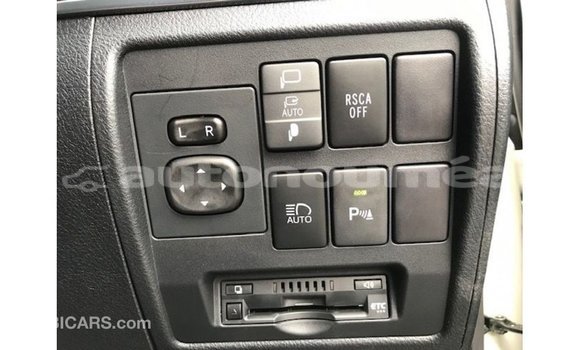 Acheter Import Voiture Toyota Land Cruiser Blanc à Import - Dubai, Iles Acheter Import Voiture Toyota Land Cruiser Blanc à Import - Dubai, Iles