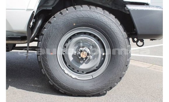 Buy Import Toyota Land Cruiser White Car in Import - Dubai in Iles Buy Import Toyota Land Cruiser White Car in Import - Dubai in Iles