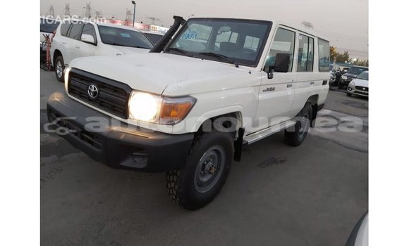 Acheter Import Voiture Toyota Land Cruiser Blanc à Import - Dubai, Iles Acheter Import Voiture Toyota Land Cruiser Blanc à Import - Dubai, Iles