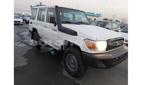Acheter Import Voiture Toyota Land Cruiser Blanc à Import - Dubai, Iles Acheter Import Voiture Toyota Land Cruiser Blanc à Import - Dubai, Iles