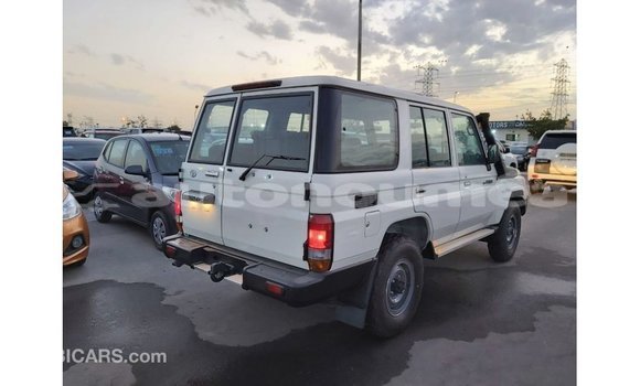 Acheter Import Voiture Toyota Land Cruiser Blanc à Import - Dubai, Iles Acheter Import Voiture Toyota Land Cruiser Blanc à Import - Dubai, Iles