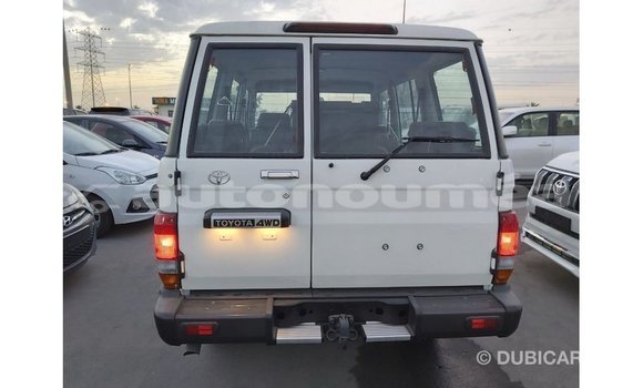 Acheter Import Voiture Toyota Land Cruiser Blanc à Import - Dubai, Iles Acheter Import Voiture Toyota Land Cruiser Blanc à Import - Dubai, Iles
