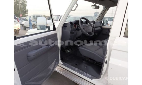 Acheter Import Voiture Toyota Land Cruiser Blanc à Import - Dubai, Iles Acheter Import Voiture Toyota Land Cruiser Blanc à Import - Dubai, Iles