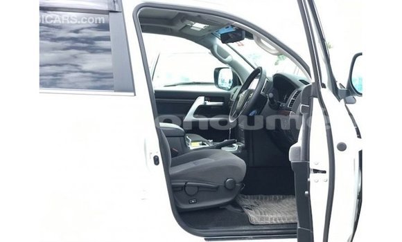 Acheter Import Voiture Toyota Land Cruiser Blanc à Import - Dubai, Iles Acheter Import Voiture Toyota Land Cruiser Blanc à Import - Dubai, Iles